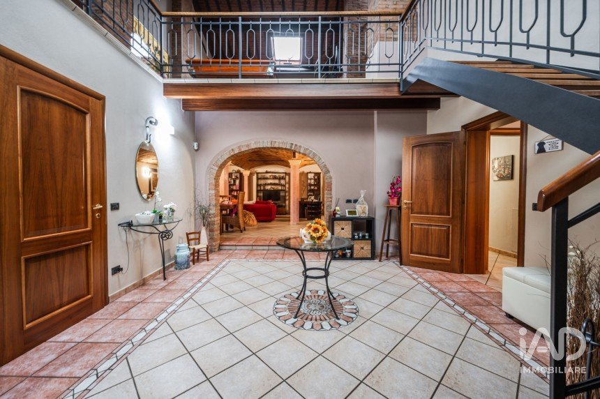 House 8 rooms of 382 m² in Concordia sulla Secchia (41033)