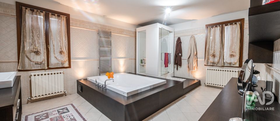 House 8 rooms of 382 m² in Concordia sulla Secchia (41033)