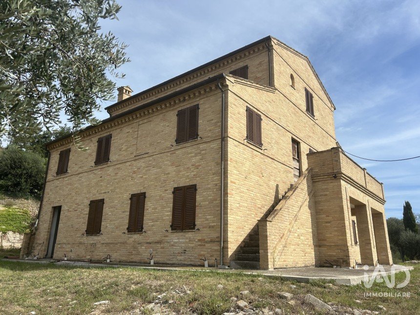 Rustico 7 locali di 432 m² in Potenza Picena (62018)