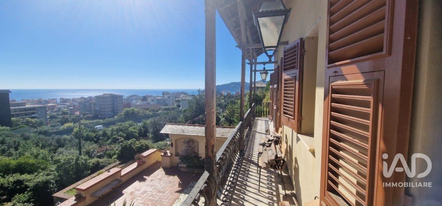 Villa Bifamiliare 15 locali di 340 m² in Savona (17100)