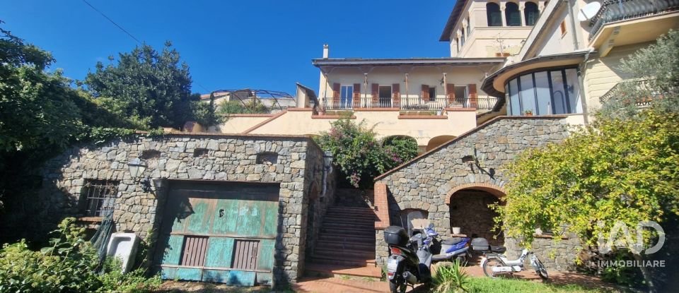 Villa Bifamiliare 15 locali di 340 m² in Savona (17100)
