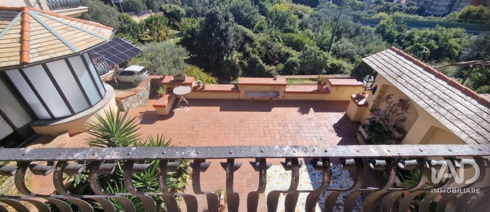 Villa Bifamiliare 15 locali di 340 m² in Savona (17100)