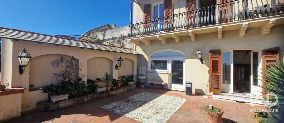 Villa Bifamiliare 15 locali di 340 m² in Savona (17100)