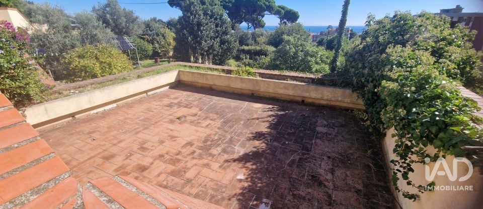Villa Bifamiliare 15 locali di 340 m² in Savona (17100)