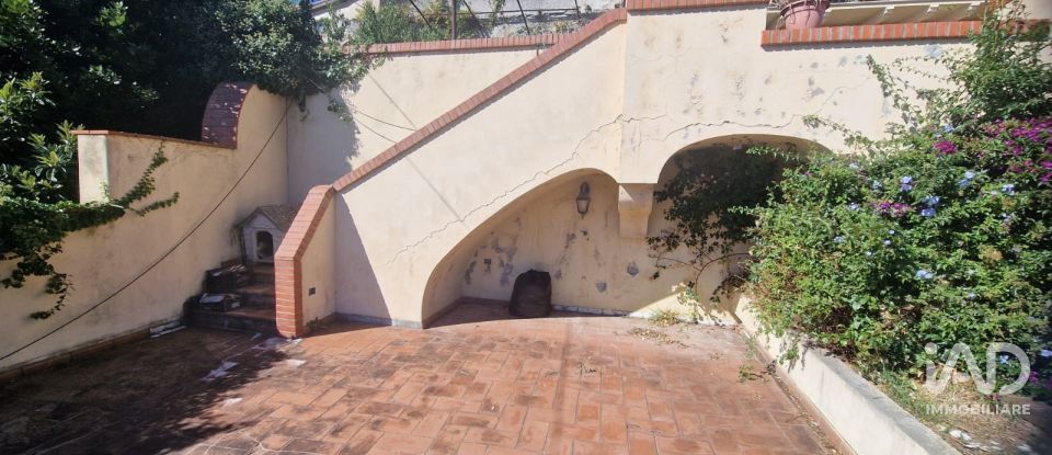 Villa Bifamiliare 15 locali di 340 m² in Savona (17100)