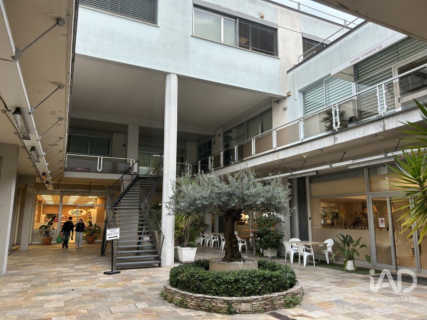 Negozio / locale commerciale di 300 m² in Civitanova Marche (62012)