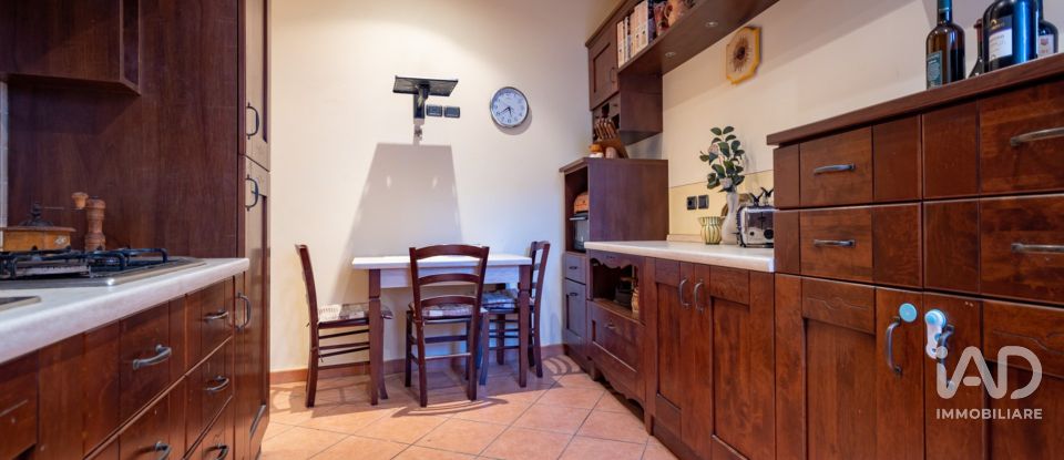 Appartamento 8 locali di 176 m² a Sarteano (53047)