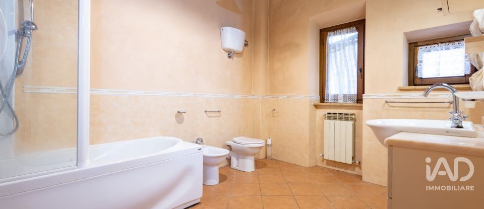Appartamento 8 locali di 176 m² a Sarteano (53047)