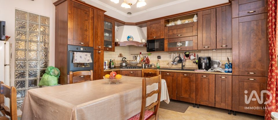 Appartamento 8 locali di 195 m² a Torino (10141)