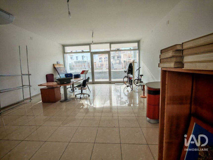 Negozio / locale commerciale di 65 m² in Olbia (07026)