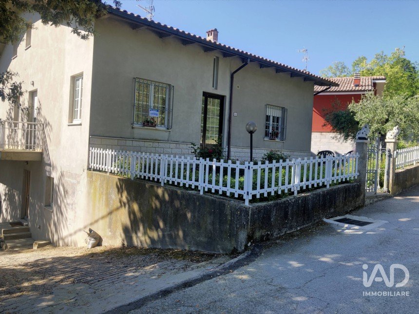 Casa indipendente / Villa 10 locali di 300 m² in Mombaroccio (61024)