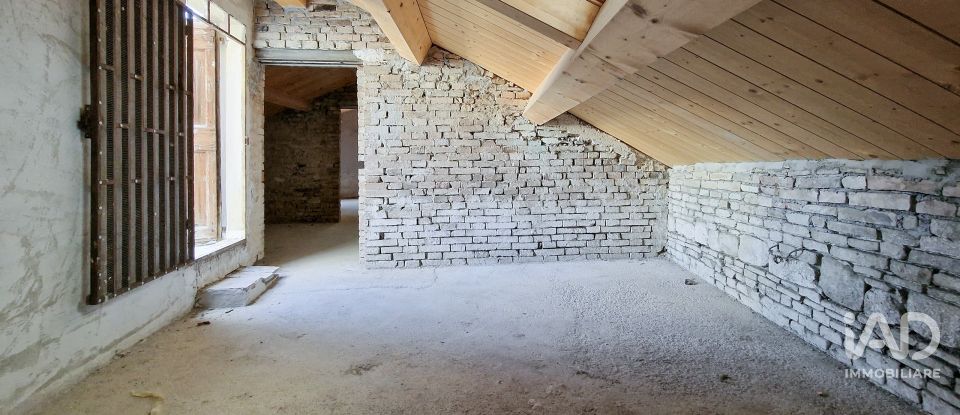 House 11 rooms of 104 m² in Tolentino (62029)