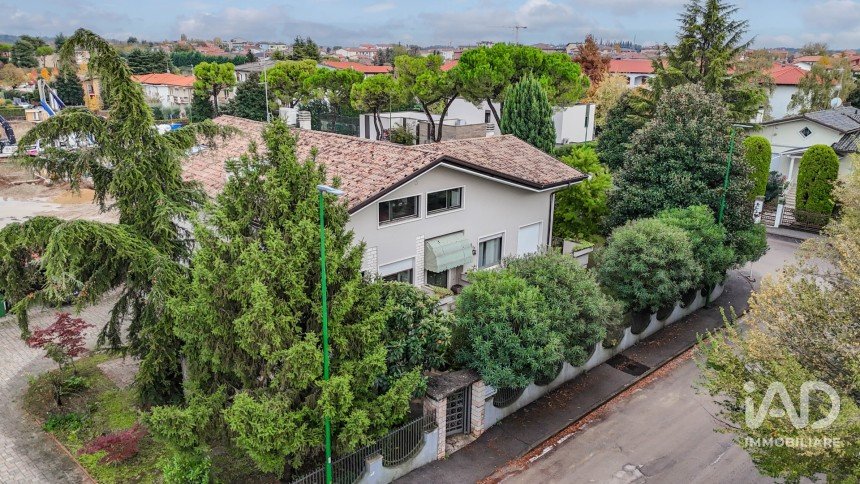 House 7 rooms of 190 m² in Peschiera del Garda (37019)