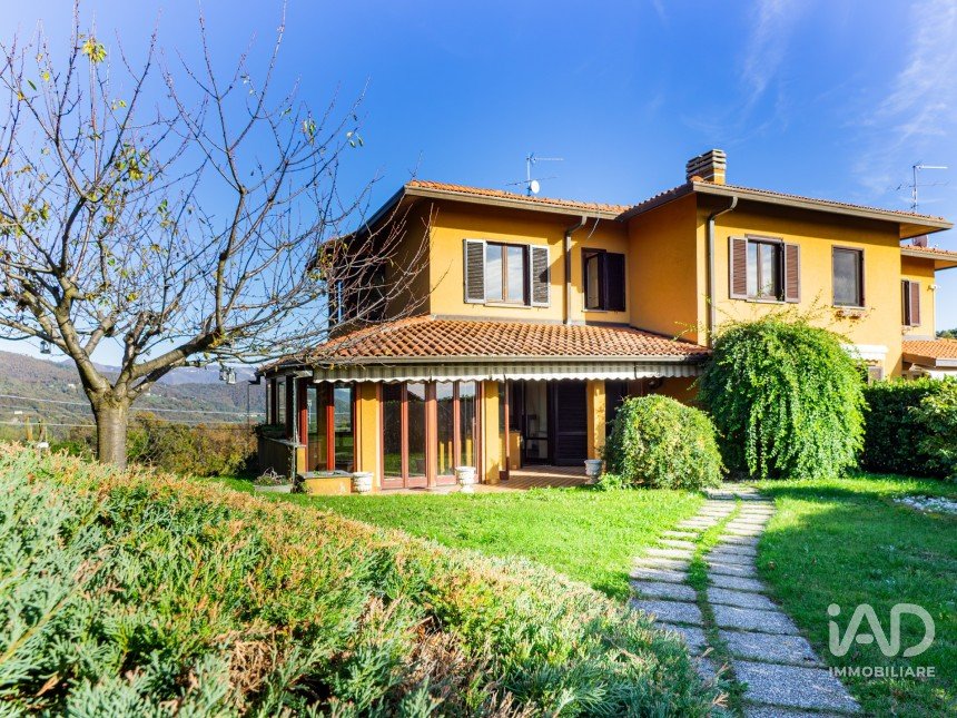 Townhouse 8 rooms of 180 m² in Perego (23888)