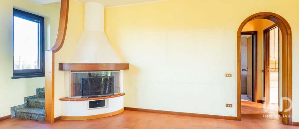 Townhouse 8 rooms of 180 m² in Perego (23888)