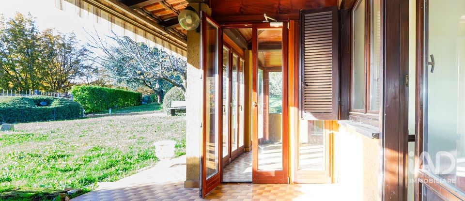 Townhouse 8 rooms of 180 m² in Perego (23888)