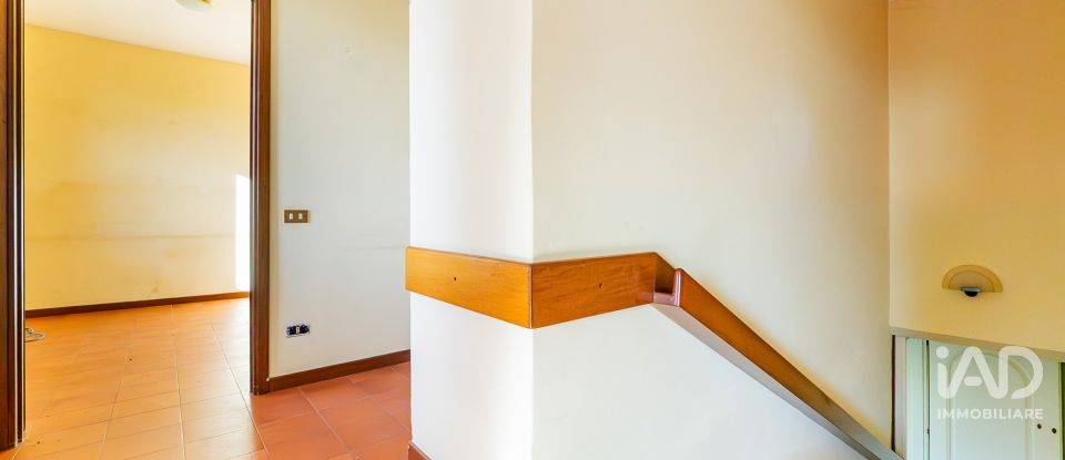 Townhouse 8 rooms of 180 m² in Perego (23888)