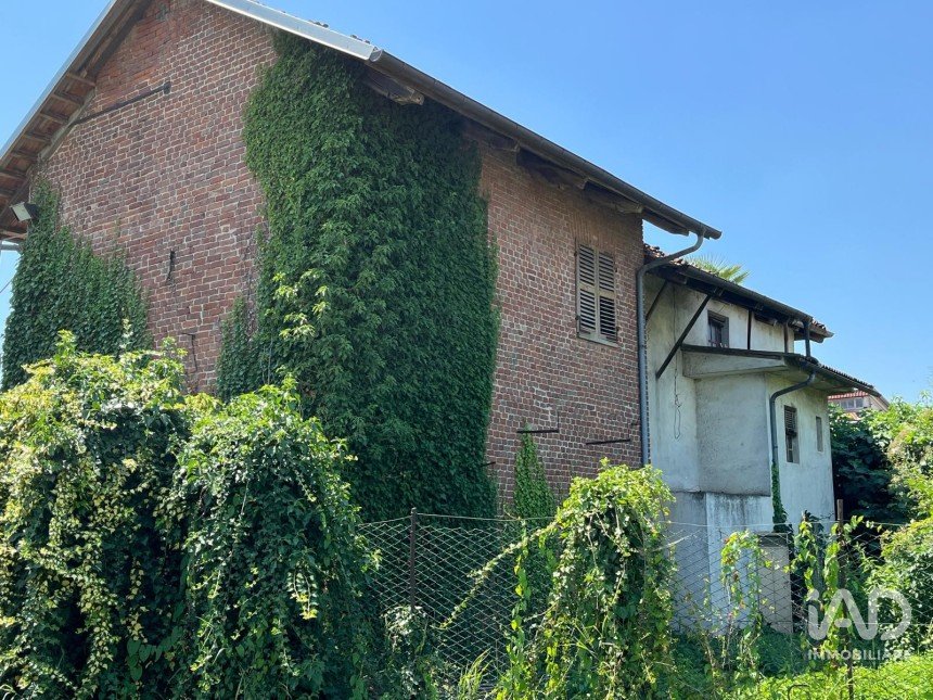 House 10 rooms of 451 m² in Racconigi (12035)