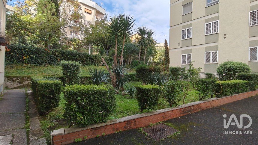 Varie superfici 1 locale di 20 m² a Roma (00139)