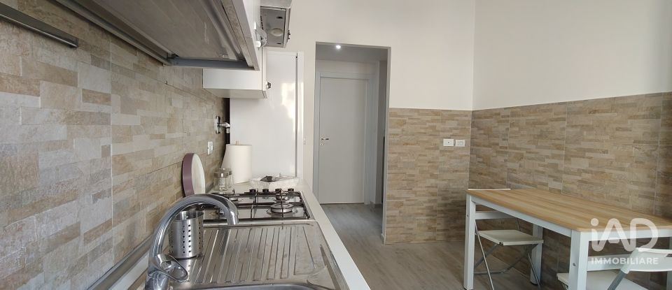 Varie superfici 1 locale di 20 m² a Roma (00139)