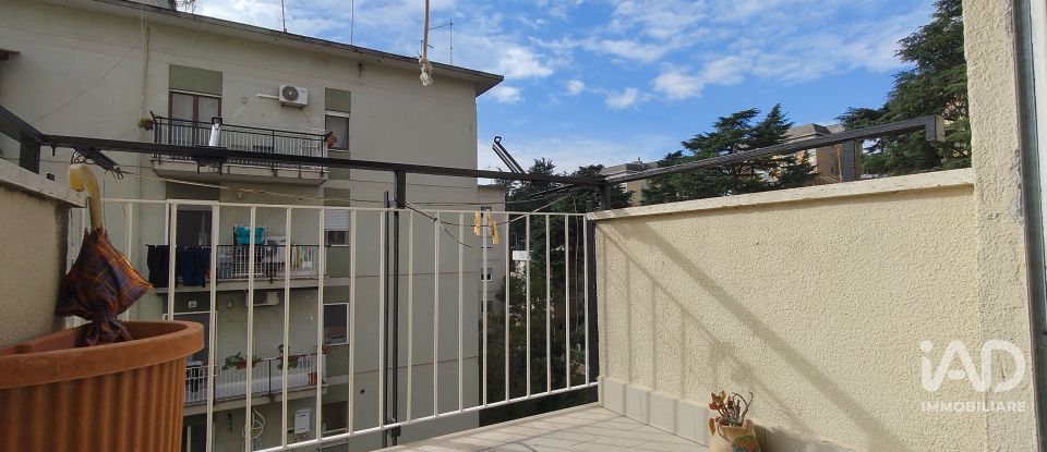 Varie superfici 1 locale di 20 m² a Roma (00139)