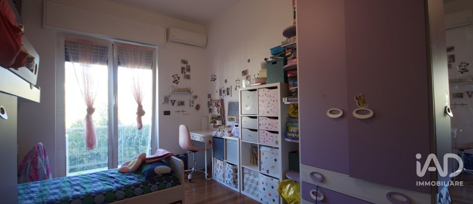 Three-room apartment of 76 m² in Genova (16141)