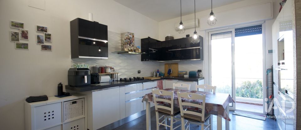 Three-room apartment of 76 m² in Genova (16141)