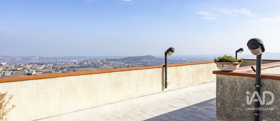 Appartamento 7 locali di 130 m² a Castelfidardo (60022)