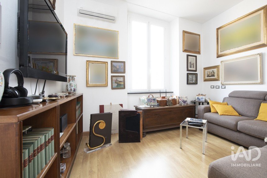 Four-room apartment of 120 m² in Genova (16121)