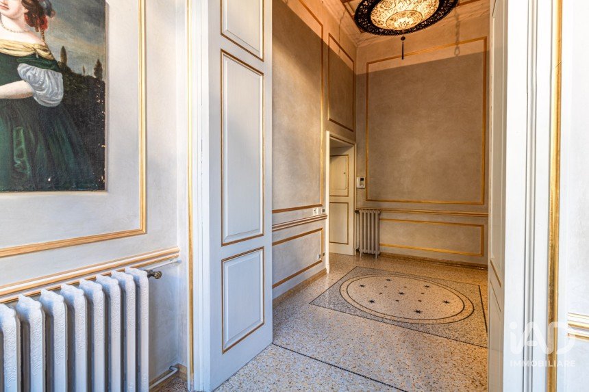 Hotel 6 rooms of 285 m² in Verona (37121)