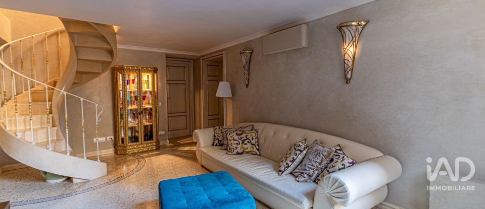 Hotel 6 rooms of 285 m² in Verona (37121)