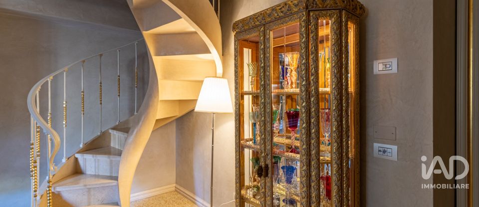 Hotel 6 rooms of 285 m² in Verona (37121)