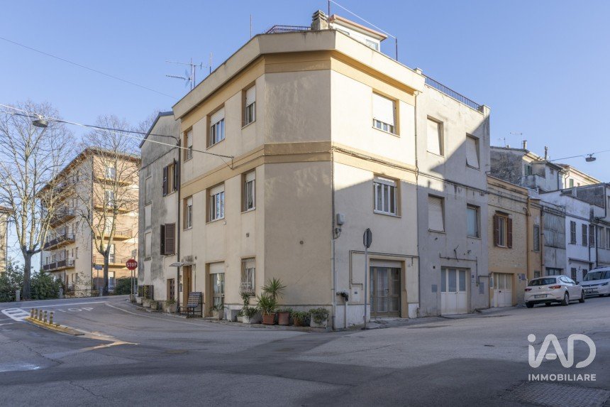 Palazzo / Stabile 6 locali di 226 m² a Castelfidardo (60022)