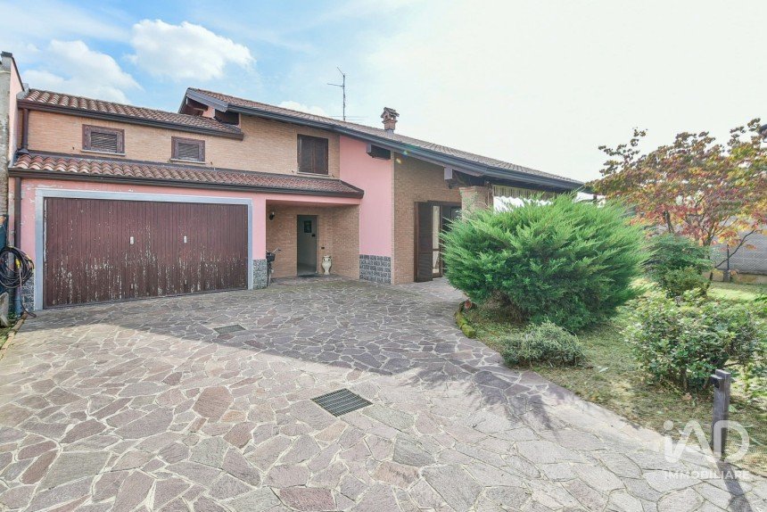 Farm 4 rooms of 225 m² in Mozzate (22076)