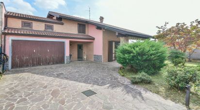 Casale 4 locali di 225 m² in Mozzate (22076)