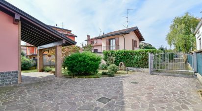 Casale 4 locali di 225 m² in Mozzate (22076)