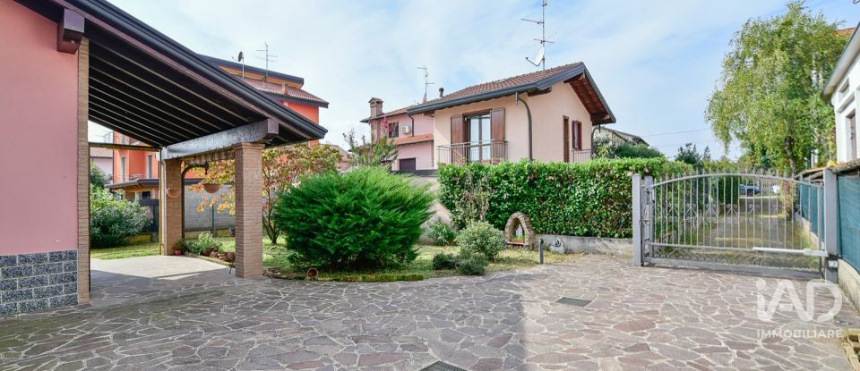 Farm 4 rooms of 225 m² in Mozzate (22076)