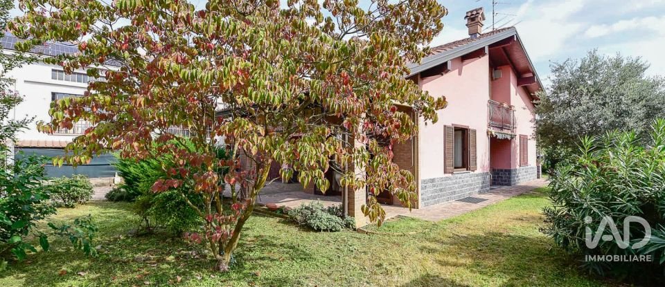 Farm 4 rooms of 225 m² in Mozzate (22076)