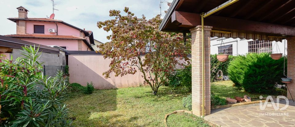 Farm 4 rooms of 225 m² in Mozzate (22076)