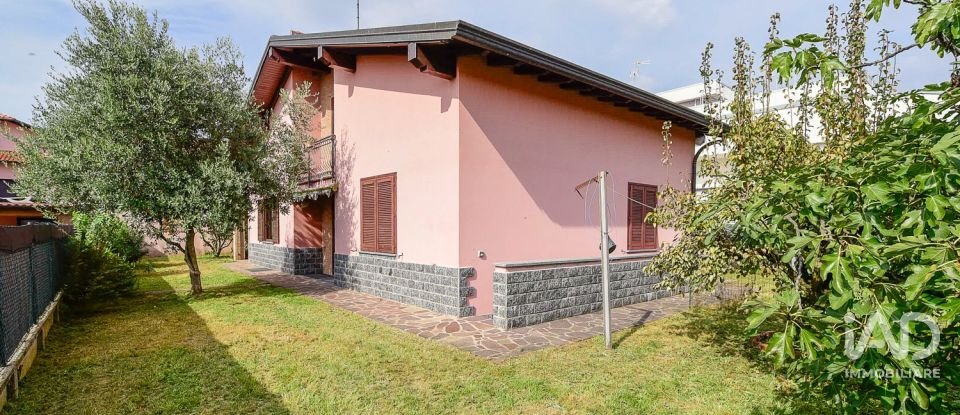 Farm 4 rooms of 225 m² in Mozzate (22076)