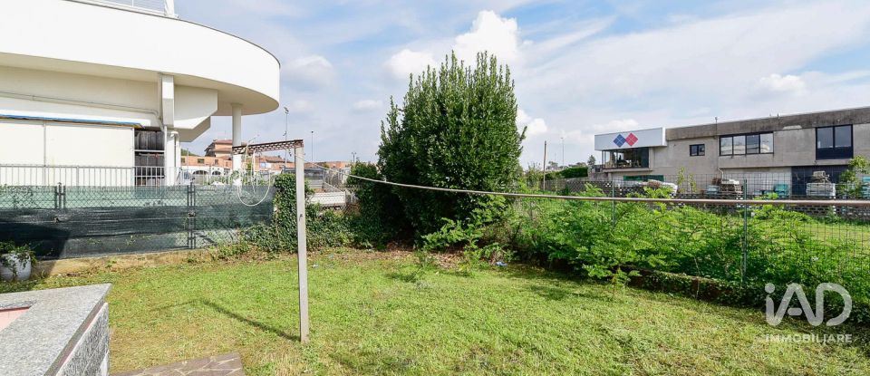 Farm 4 rooms of 225 m² in Mozzate (22076)