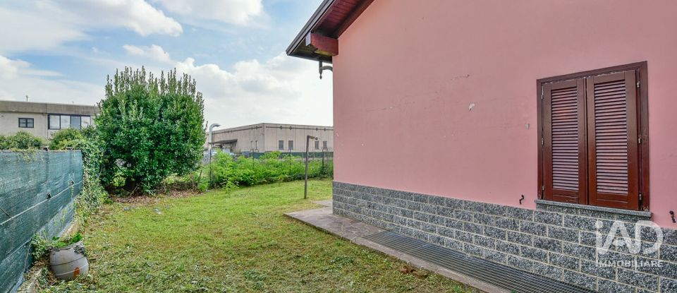 Farm 4 rooms of 225 m² in Mozzate (22076)