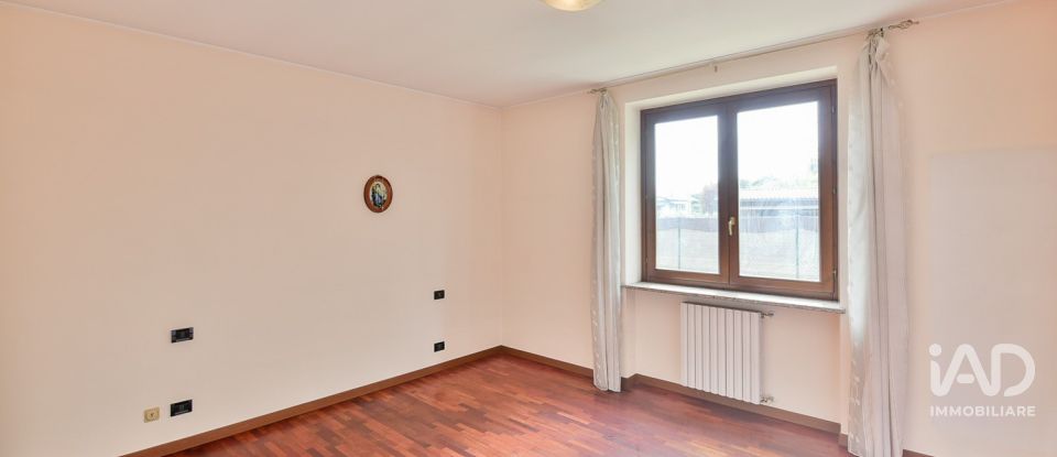 Farm 4 rooms of 225 m² in Mozzate (22076)