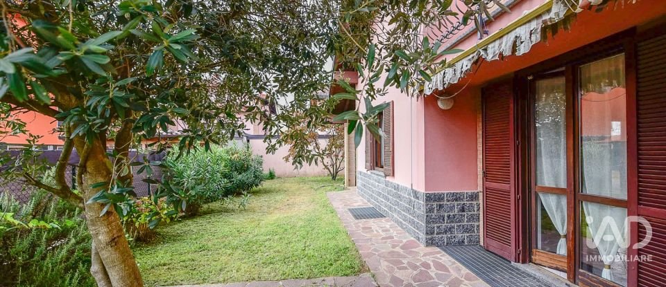 Farm 4 rooms of 225 m² in Mozzate (22076)