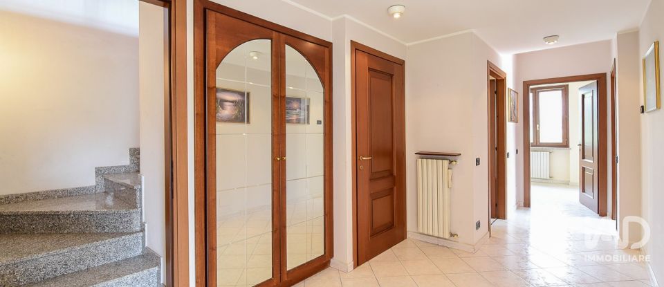 Farm 4 rooms of 225 m² in Mozzate (22076)