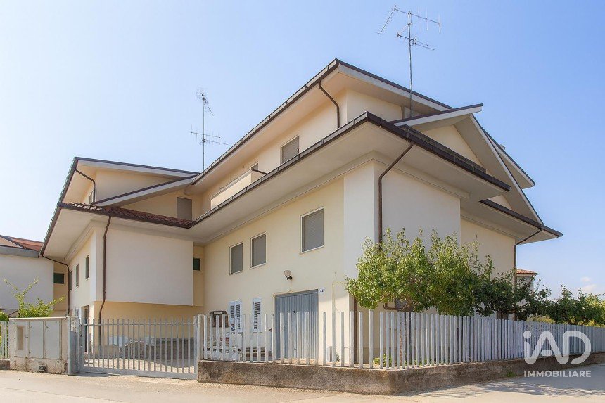 Villa a schiera 10 locali di 300 m² in Mosciano Sant'Angelo (64023)