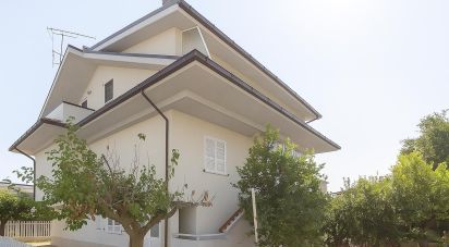 Villa a schiera 10 locali di 300 m² in Mosciano Sant'Angelo (64023)