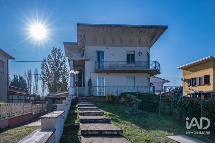 House boat 3 rooms of 167 m² in Bondeno (44012)