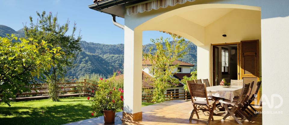 Casale 10 locali di 236 m² in Bargagli (16021)