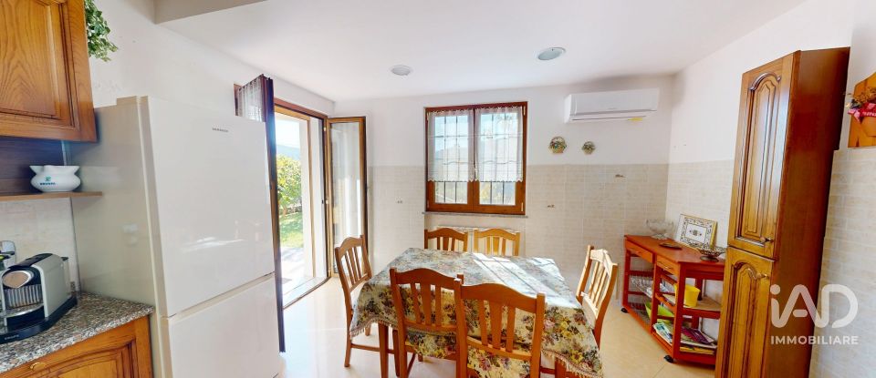 Casale 10 locali di 236 m² in Bargagli (16021)